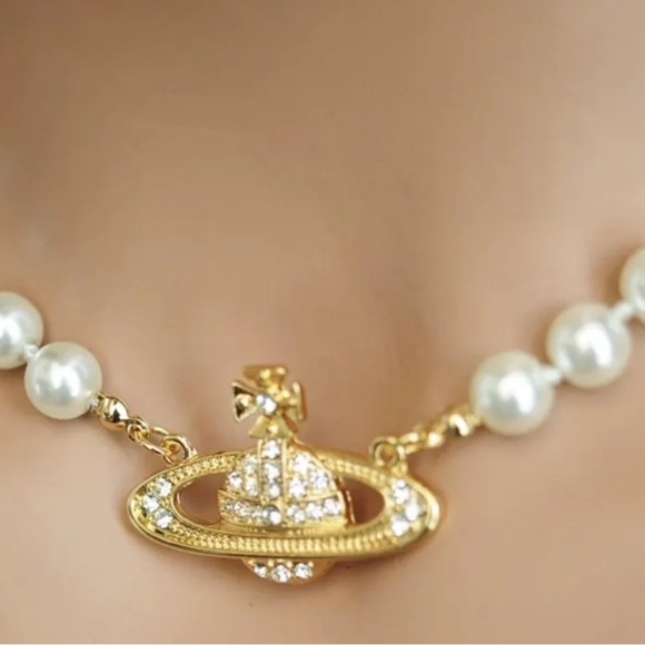 Beautiful vivianne Westwoodpearls comes in beautiful gift pouch